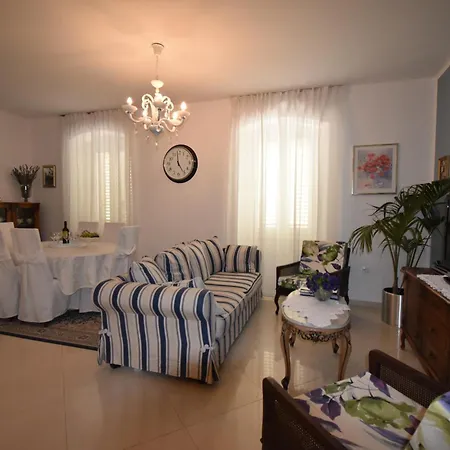 Radovani Hvar * Jelsa (Hvar)