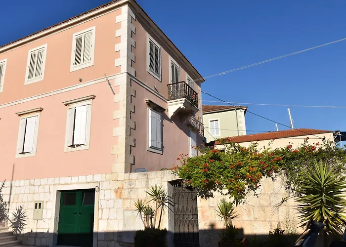 فيلة Radovani Hvar